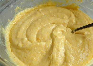 1. Этап. Кексы медовые: 4. Соедините сухие и жидкие ингредиенты и как следует перемешайте, чтобы получилось однородное тесто.