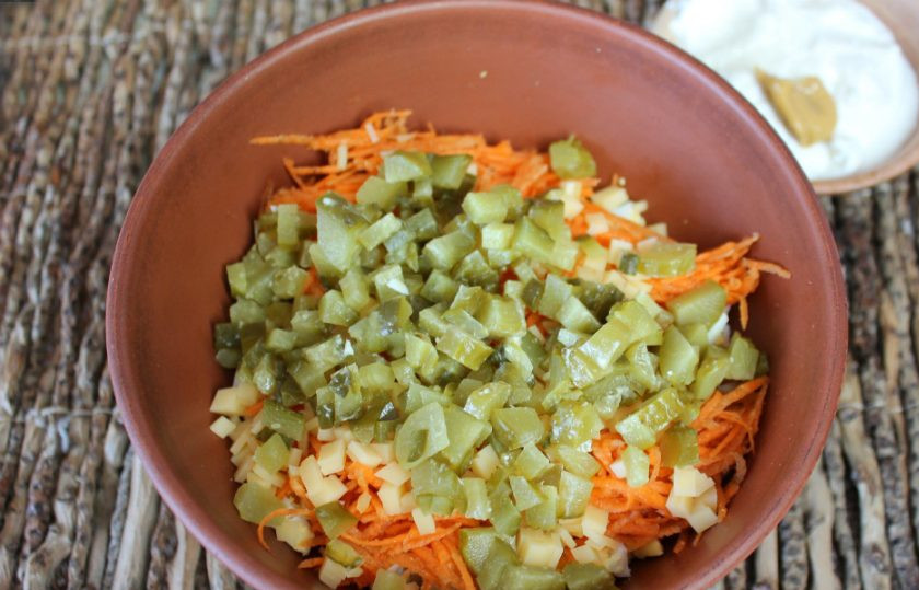 1. Этап. Cалат Флоренция: Соленые огурчики режем кубиками и высыпаем в миску к остальным ингредиентам.