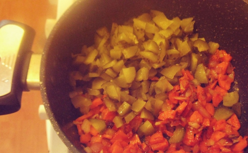 1. Этап. Вегетарианская солянка: После того как морковь стала мягкой, а лук золотистым, добавляем нарезанные соленые огурчики. Перемешиваем и добавляем томатную пасту или нарезанные помидоры (желательно без кожуры). Уменьшаем огонь, тушим все примерно 10 минут.