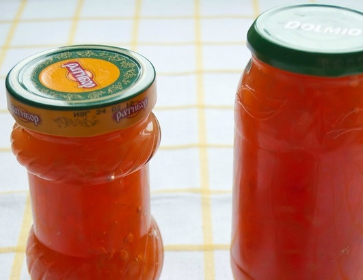 1. Этап. Варенье из яблок без кожуры: В готовое варенье добавьте ванильный сахар, тщательно все перемешайте и разлейте по стерилизованным баночкам.