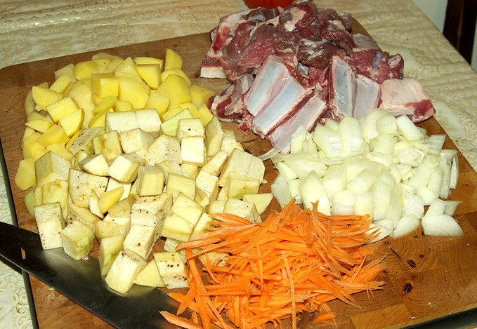 1. Этап. Чанахи из баранины: Для начала подготовим все необходимые ингредиенты: мясо нарезаем небольшими кубиками, баклажан и картофель очищаем от кожуры и также режем на кубики, лук измельчаем, а морковь нарезаем соломкой.