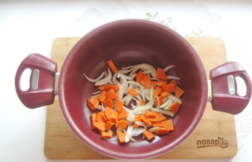 1. Этап. Рыбное соте: Морковь и лук очистите, помойте и нарежьте. Выложите в кастрюлю с толстым дном. Налейте подсолнечное масло и немного поджарьте овощи в течение 7-8 минут.