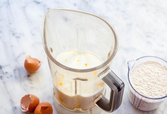 1. Этап. Тоненькие блинчики: В миксере взбейте яйца пару секунд, добавьте молоко, ваниль, соль и постепенно муку. Тесто взбейте, чтобы оно стало однородным.