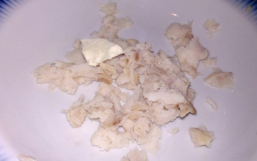 1. Этап. Суп из хека с рисом и яйцом: 10. Разберите остывшую рыбу порционно в тарелку. Можете добавить немного сливочного масла.