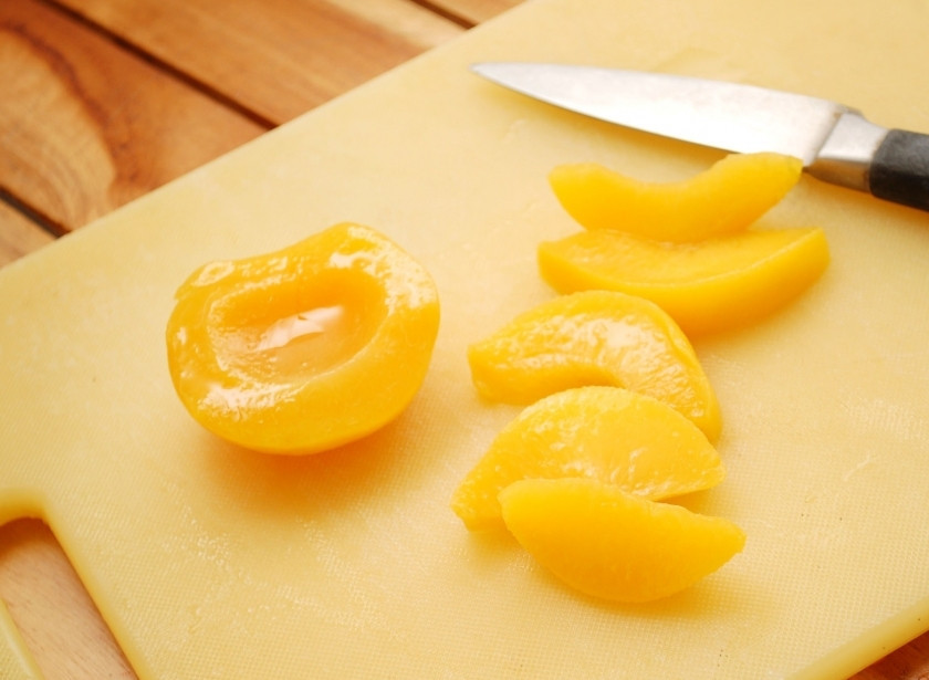 1. Этап. Десерт с персиками: Персики разрежьте на дольки.