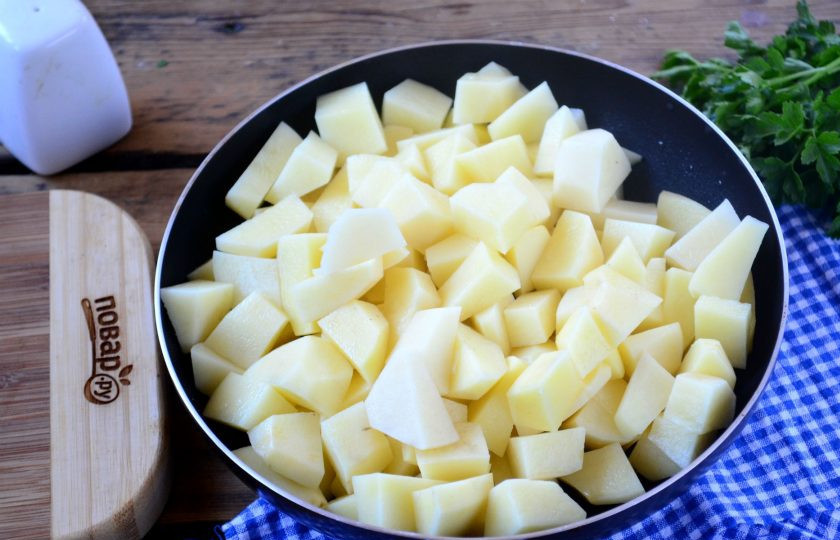 1. Этап. Охотничьи колбаски с картофелем и шампиньонами в горшочках: Картофель порежьте на небольшие кусочки и обжарьте на сковороде в растительном масле, немного присолив, чтобы каждый кусочек сверху слегка подрумянился. Готовое блюдо от этого только выиграет.