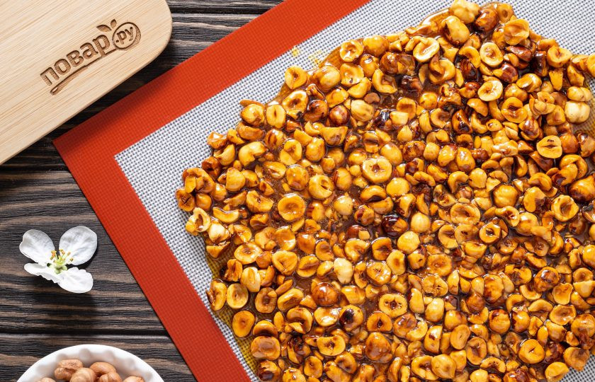 1. Этап. Пралине: Затем выложите фундук в карамели на тефлоновый или силиконовый коврик. Быстро разровняйте в более тонкий слой. Оставьте на 20-30 минут полностью застыть.