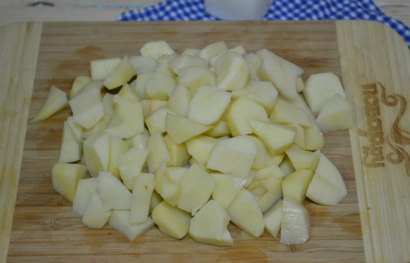 1. Этап. Суп щавелевый с фрикадельками: Картофель очистите и порежьте небольшими кусочками.