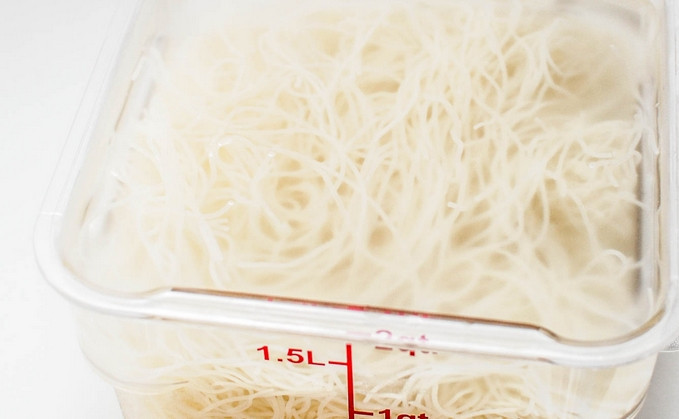 1. Этап. Лапша по-сингапурски: Креветки предварительно промойте и обсушите. Залейте растительным маслом и рыбным соусом, поместите мариноваться в холодильник. Рисовую лапшу заливаем кипятком на 5 минут, затем сливаем воду и промываем лапшу под холодной водой. Разрезаем лапшу пополам.