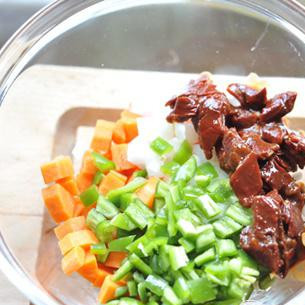 1. Этап. Горячий соус Виски: Объедините в ёмкости Chipotle перцы, морковь, нарезанный кубиками лук и перцы.