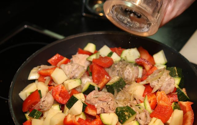 1. Этап. Кролик, тушеный с овощами: Сверху уложили на мясо.