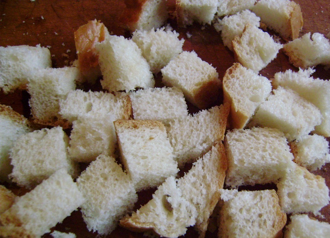 1. Stage. Summer salad with croutons: Cut the bread into cubes.