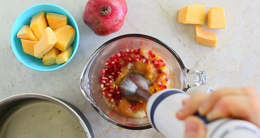 1. Этап. Тыквенное пюре для детей: 4. Когда плоды немного остынут, переложите их в блендер. Добавьте гранат, орех и корицу. Измельчите ингредиенты в пюре.