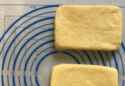 1. Этап. Печенье Вертушки: Разделите тесто на 2 равные части и сформируйте каждую часть в прямоугольник. Заверните каждую порцию в пищевую пленку и уберите в холодильник для затвердения, примерно на 1,5 часа. Тесто можно приготовить заранее, за день. В этом случае перед раскатыванием его нужно будет достать из холодильника за 15–20 минут и дать полежать при комнатной температуры.