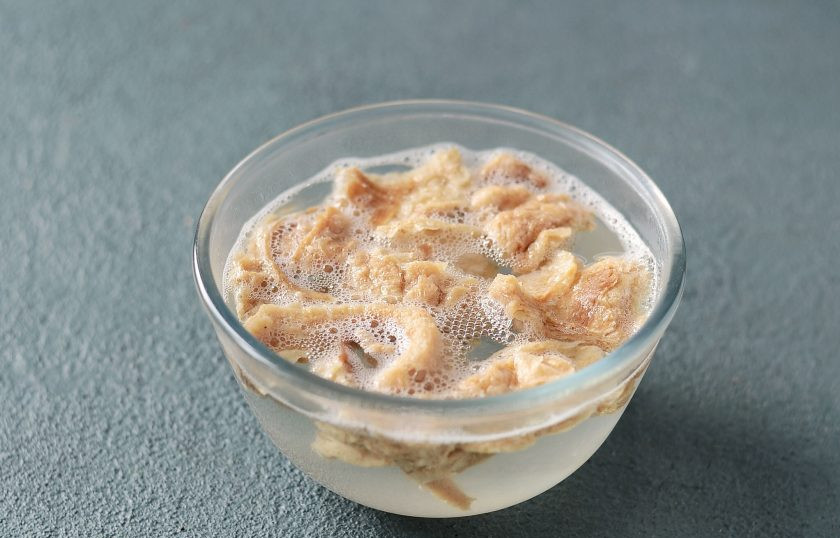 1. Этап. Соевое мясо в кисло-сладком соусе: Соевое мясо залейте кипятком, оставьте на 15-20 минут. Затем промойте в холодной воде и хорошо отожмите.