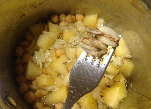 1. Этап. Пюре из нута с тыквой и грибами: 8. Если у вас при варке нута с тыквой образовалось много жидкости, отлейте ее в стакан, но не выливайте! Добавим обжаренный чеснок к нуту с тыквой.