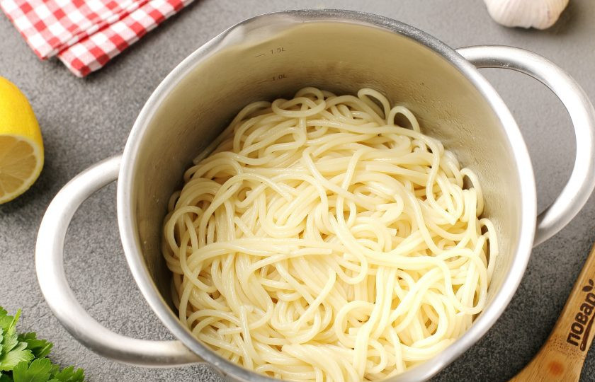 1. Этап. Спагетти с курицей и помидорами черри: Параллельно в подсоленной воде отварите спагетти согласно инструкции на упаковке.