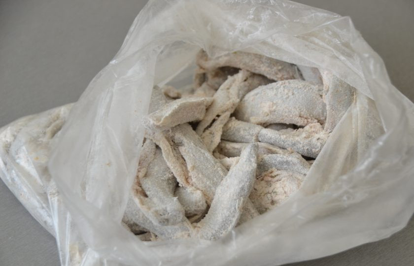 1. Этап. Мойва в масле: Все рыбки должны быть хорошо присыпаны мучной смесью.