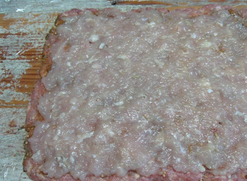 1. Этап. Праздничный мясной рулет: Сверху выложите ровным слоем куриный фарш.