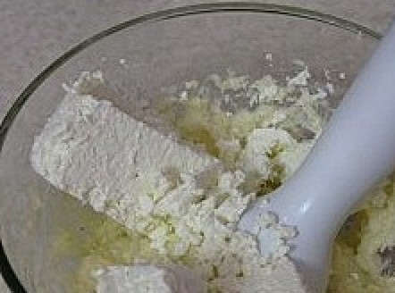 1. Этап. Творожная запеканка с персиками: Творог взбить с бананами, сахаром, ванилином, корицей и яйцами.