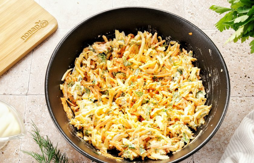 1. Этап. Рулет из баклажанов с сыром и корейской морковью: Заправьте начинку майонезом и перемешайте.