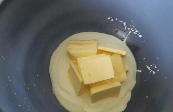 1. Этап. Сливочно-сметанный крем: Добавляем к сметане часть сахарной пудры и размягченное сливочное масло.