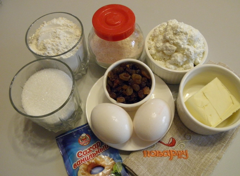 1. Этап. Кексики творожные с изюмом: Количество изюма я указала от 50 до 100 граммов. Положите изюма столько, насколько вы хотите 