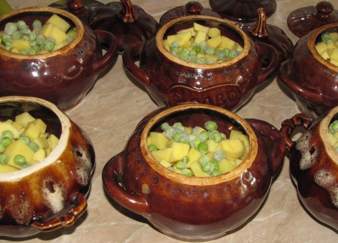 1. Этап. Свинина в горшочке с грибами: 6. Очистите и вымойте картофель, нарежьте его кубиками. Распределите между всеми горшочками, а также добавьте замороженный горошек.