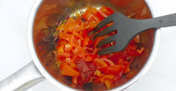 1. Этап. Баклажаны, жаренные в панировке: 6. Добавить мелко нарезанный чеснок. Выложить измельченные помидоры (без кожицы лучше) и томатную пасту.