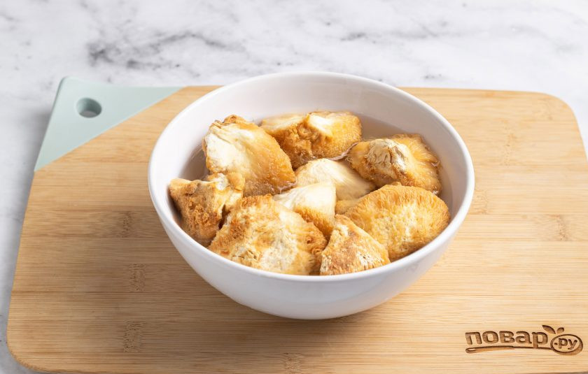 1. Этап. Жареные грибы ежовики: Для начала нужно подготовить сушеные ежовики. Залейте их горячей водой и оставьте на несколько часов, можно на ночь. Слейте воду, грибы хорошенько отожмите и снова залейте чистой водой, оставьте на часа 2-3.