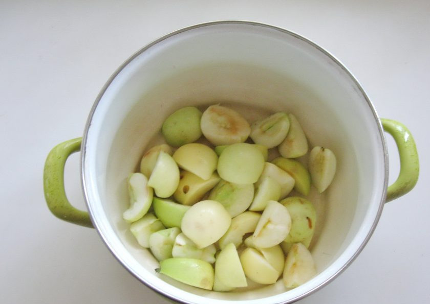 1. Этап. Компот из яблок, груш и алычи: Яблоки помойте, разрежьте на четыре части и удалите семенную коробочку. Выложите в кастрюлю.