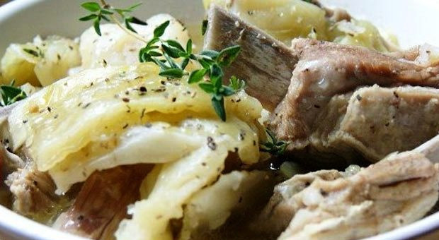 1. Этап. Баранина тушеная с капустой: 5. Вливаем в казанок воду и доводим до кипения, после чего огонь делаем маленьким и тушим около двух часов. Готовое блюдо украсить зеленью. Наш рецепт приготовления баранины тушеной с капустой с фото, готов! Время вкусного и сытного обеда подошло! Приятного аппетита!