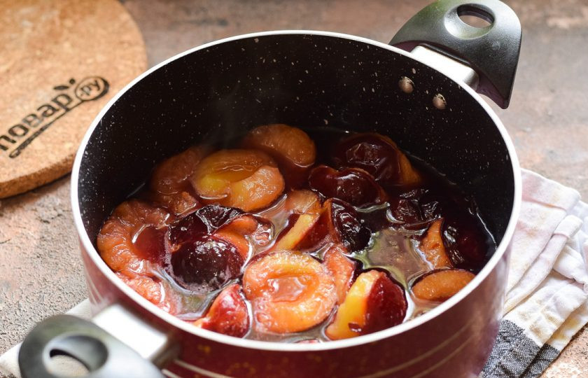 1. Этап. Пюре из сливы для грудничка на зиму: Варите сливы до мягкого состояния в течение 15-20 минут.