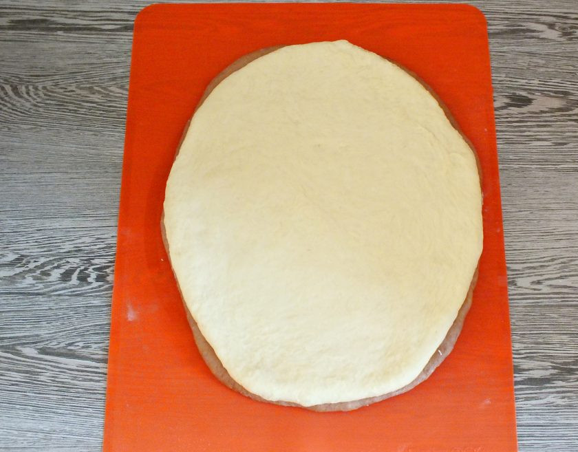 1. Этап. Дрожжевые булочки с какао: Раскатанные пласты соедините. Внизу должен быть пласт с какао. Еще раз прокатайте скалкой.