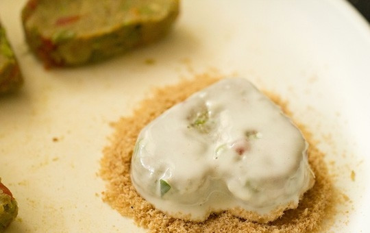 1. Этап. Веганские котлеты: 11. После обваляйте заготовки в панировочных сухарях со всех сторон. На сковороде разогрейте растительное масло.