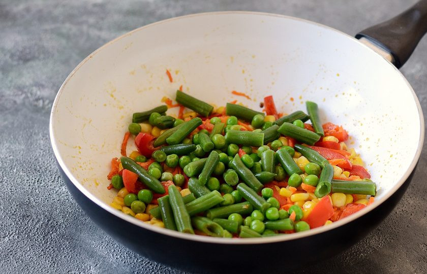 1. Этап. Рис с тофу и овощами: Добавьте стручковую фасоль и зеленый горошек. Прогрейте еще пару минут все вместе.