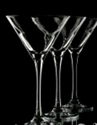 1. Этап. Мартини с беконом: 1. Выберите для коктейля прозрачные треугольные бокалы на высоких ножках, в которых вы обычно подаете Мартини.