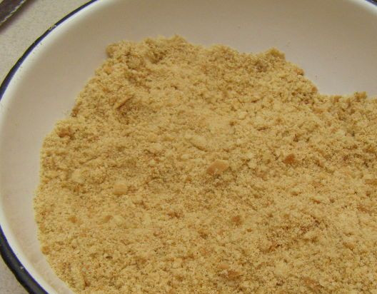 1. Этап. Творожно-черничный торт без выпечки: 1. Измельчаем печенье в крошку. Для этого можно воспользоваться блендером, мясорубкой или обычной теркой.