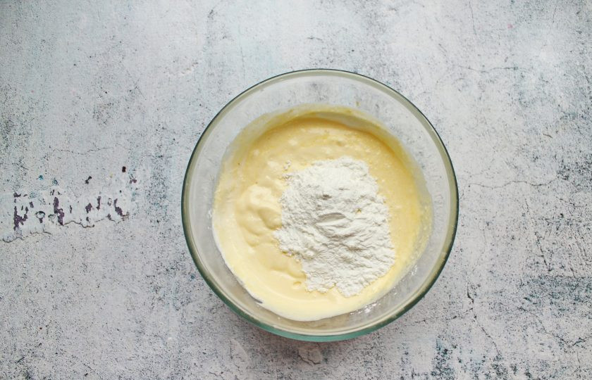 1. Этап. Ягодный пирог с маскарпоне: Добавьте в массу крахмал и еще раз взбейте.