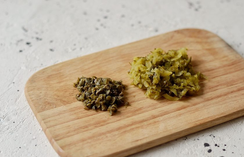 1. Этап. Веганский тунец: Каперсы и соленый огурец мелко порубите.