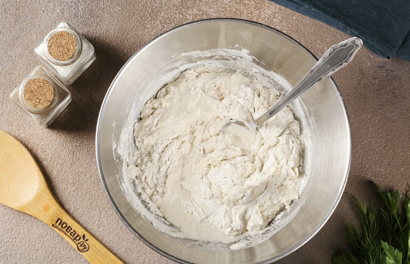 1. Этап. Манты без мантоварки: Частями добавьте муку. Муки может уйти чуть больше или меньше, чем указано в рецепте, готовое тесто должно быть плотное и эластичное.