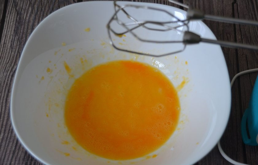 1. Этап. Блины Вологодское кружево: В миску вбейте яйца, добавьте соль, сахар, взбейте миксером.
