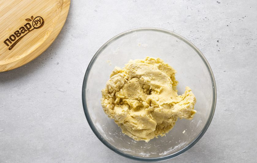 1. Этап. Вегетарианский пирог с вишней: Постепенно влейте воду и замесите однородное тесто. Вымешивайте его пару минут. Скатайте в шар.