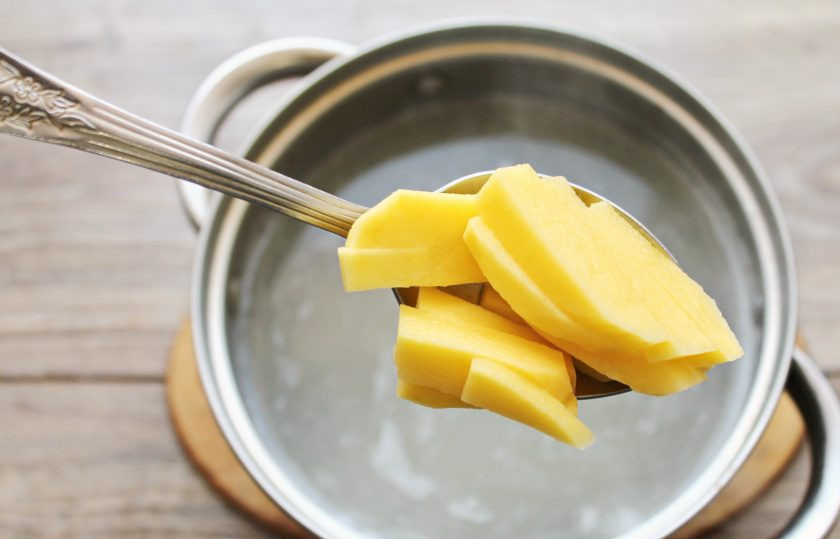 1. Этап. Сырный суп с куриными желудками: Картофель очистите и порежьте соломкой, добавьте в кастрюлю с готовыми желудками.