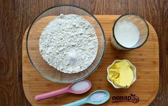 1. Этап. Исландский рождественский хлеб: Подготовьте необходимые ингредиенты. Муку и разрыхлитель просейте в миску.