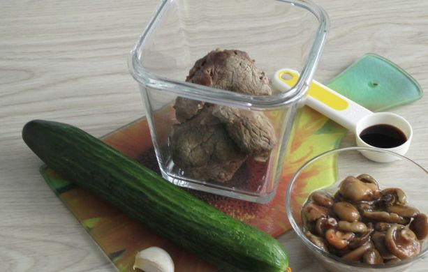 1. Этап. Салат Шаньдун с говядиной: Подготовьте ингредиенты по списку к рецепту. Говядина нужна нежирная, заранее отваренная и охлажденная.