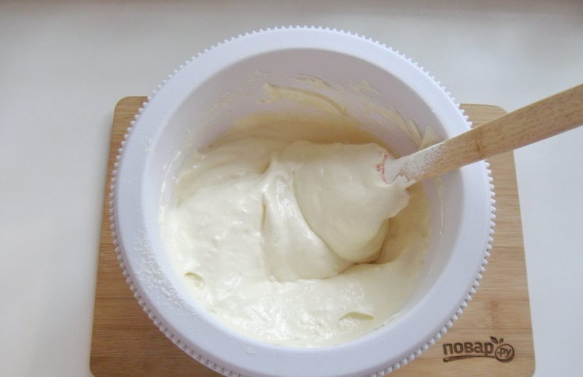 1. Этап. Бостонский кремовый пирог: Аккуратно перемешайте тесто.