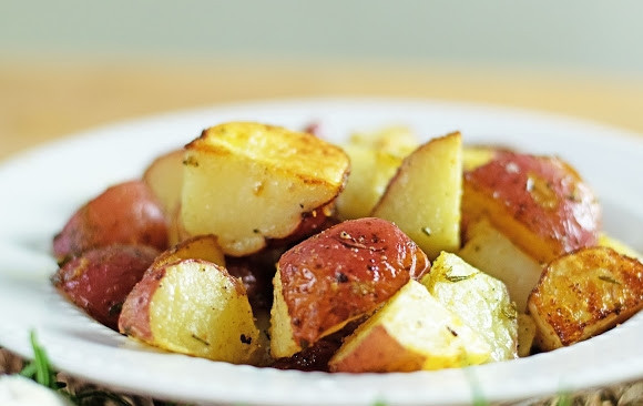 1. Этап. Запеченный картофель с чесноком и розмарином: 6. Вот такой аппетитный и вкусный запеченный картофель с чесноком и розмарином получился. Можно подавать к столу.