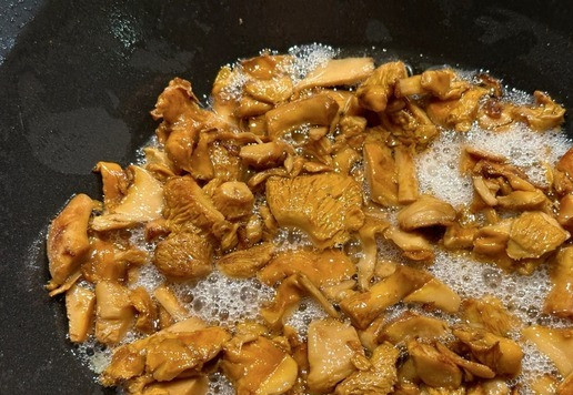 1. Этап. Лисички с картошкой: Вот такая картинка должна образоваться к моменту закладки лука в казанчик.