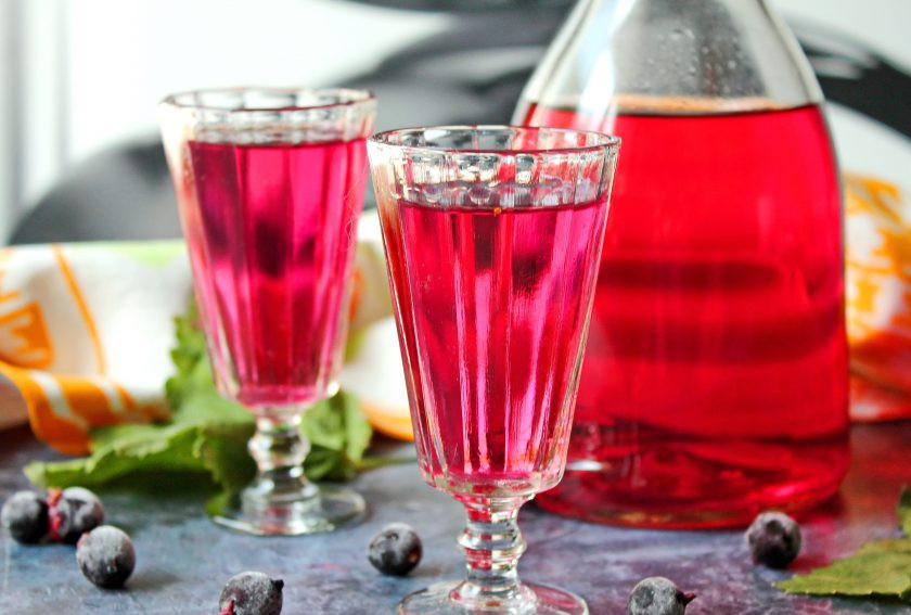 1. Этап. Настойка из черной смородины с крыжовником: Приятного употребления!